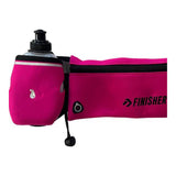 Banano de running Finisher fucsia - detalle de la funda lateral con banda reflectante, anilla portallaves y cordón elástico con tanca