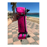 Banano de running Finisher fucsia sostenido en la mano, con sus dos botellas cargadas