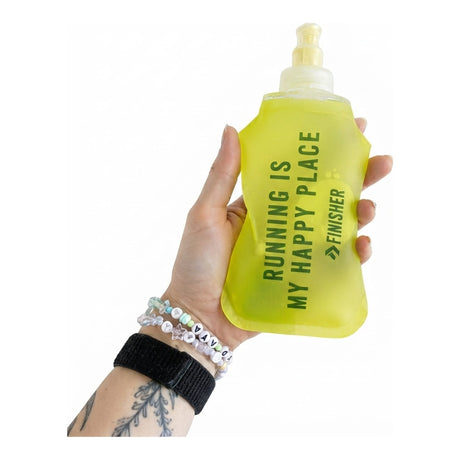 Botella Soft Flask Finisher 250 ml diseño Happy Place sostenida en la mano - flexible, verde lima, del tamaño de la palma