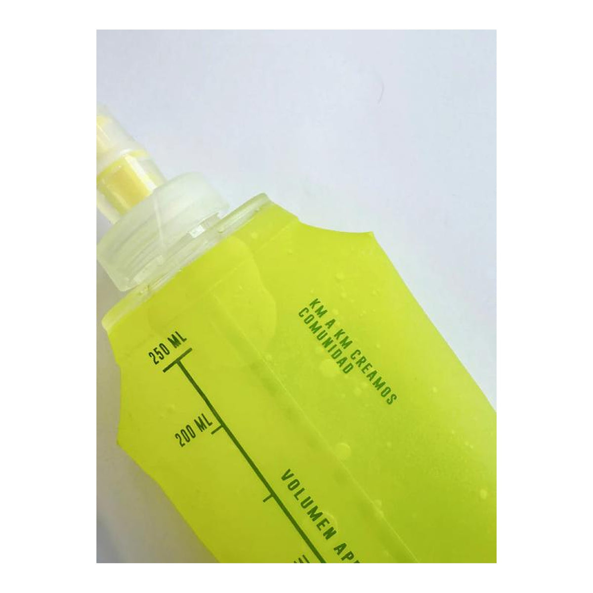 Soft Flask Finisher 250 ml diseño Happy Place - detalle de la graduación impresa de 200 y 250 ml