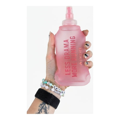 Botella Soft Flask Finisher 250 ml diseño Less Drama sostenida en la mano - flexible, rosada, del tamaño de la palma