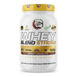Proteína Whey Blend Strong Strongest Nutrition sabor Chocolate, formato 900 g — mezcla de proteína de suero, 22 g de proteína por porción — vista frontal del envase