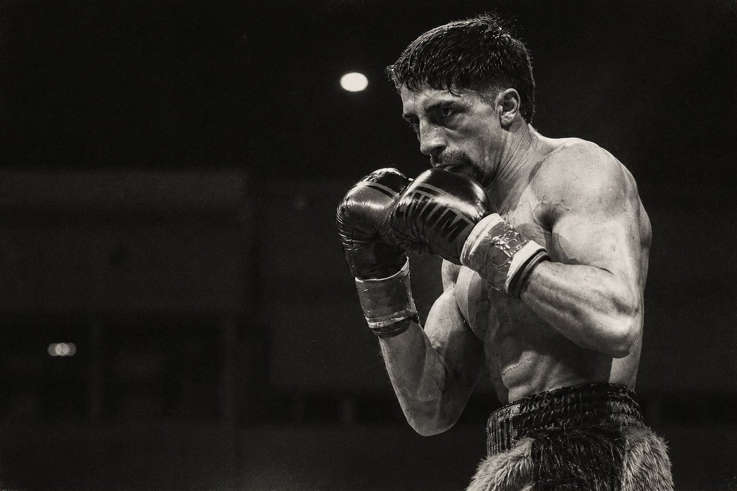 Boxeador entrenando con guantes — TBH Suplementos deportivos en Chile
